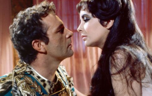 Домогт жүжигчин эр сексийн донтон байжээ